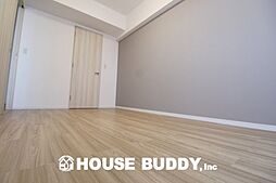 [内装] どんな家具も合わせやすいホワイトカラーが基調の洋室