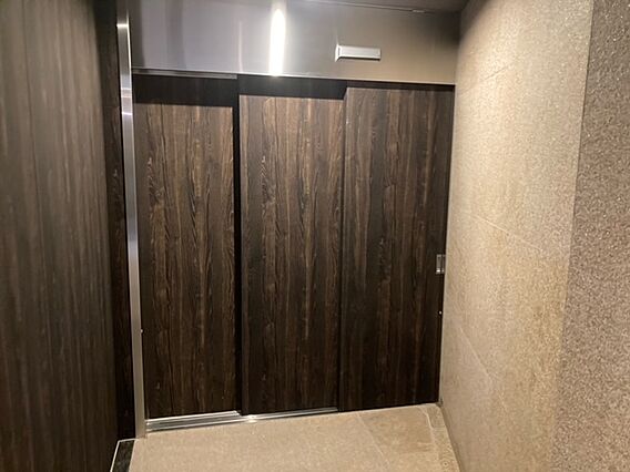 建物内の自動扉...