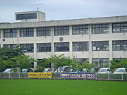 平田小学校　330ｍ