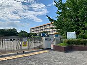 吉野東中学校生徒数は約553名、教員数は約35名です。（令和7年4月） 1900m