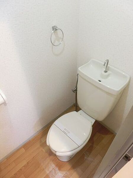 画像11:シンプルで清潔感のあるトイレ