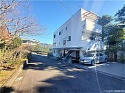 周囲は閑静な住宅街です。名称は「みやこ台」となっています。