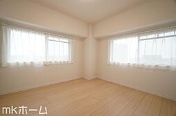[内装] シンプルな洋室はおしゃれで居心地の良い空間です！二面採光で柔らかい陽の光が差し込みます！