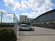 「七宝中学校」　心豊かで たくましく創造力のある人になろう。を教育目標としています。全校を縦割りにしたブロック制での学校祭が行われ、力を合わせてお互いの絆を深めることができます。 1800m