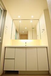 [洗面] 収納三面鏡・リネン庫・ヘルスメータースペースを備えた洗面室