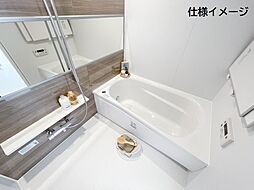 [風呂] 浴室の壁材は優しいブラウンカラーを採用。落ち着いた雰囲気でリラックスできるだけでなく、汚れが目立ちにくいです。