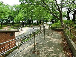 [周辺] 幸ケ谷公園まで1542m、桜の名所にもなっている丘の上の公園で電車が走っている様子や横浜の景色を見渡せます。コミュニティハウスが隣接されています。