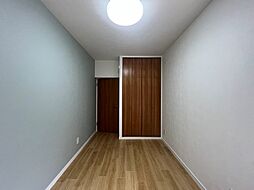 [内装] 寝室はシンプルで洗練されたイメージ。淡いアクセントクロスが綺麗です　