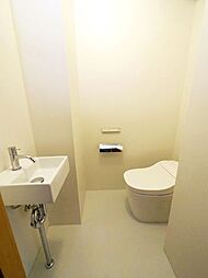 [トイレ] 洗浄機能付き便座のトイレが新調されています。便座が冷え切ることなく、利用可能です。また、本体はタンクレスタイプを採用。トイレ空間全体がスッキリとして広く見える効果もあります。