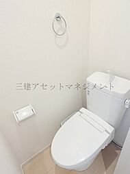 [トイレ] 温水洗浄便座付きトイレです。