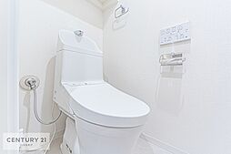 [トイレ] 温水洗浄便座付きトイレなので、冬場は暖かい便座に座ることが可能です！そして白を基調としたトイレなのでお手入れがしやすいです！