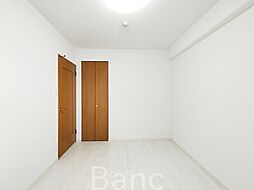 [内装] 白を基調とした居室。全体的にお部屋が明るく、清潔感があるだけでなく室内が広く感じます。お好きなカラーのインテリアでレイアウトもしやすいです。さて、どんなお部屋にしましょうか？
