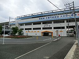 [周辺] 北総鉄道の北総線、京成電鉄の成田空港線（成田スカイアクセス線）、JR東日本の武蔵野線が乗り入れている。 2000年代に入ってからは駅周辺マンションの入居が進み、定期通勤利用が増加した。