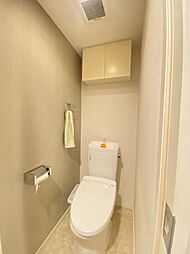 [トイレ] 吊戸棚にストックもしっかり収納できて、いつでもスッキリ清潔なトイレ。