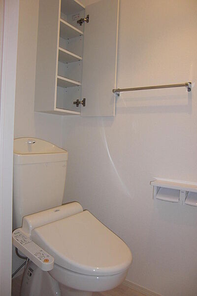 画像4:ウォシュレットトイレ付き。便利な収納ボックス付きです。