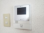 モニター付きインターホンで訪問者を確認できます