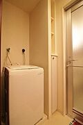 洗濯機置場。　横には収納スペースがあり散らかりがちな洗面用具もスッキリと収納できます♪
