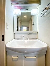 [洗面] 2011年に交換された洗面化粧台。すっきりと利用できる三面鏡収納付き。