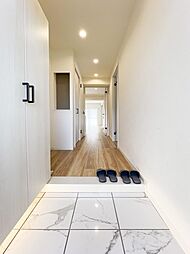 [玄関] 気品あるデザイン性を持つ玄関は、住む方の満足感を満たすクオリティ。帰宅するご家族や、訪れる方を気持ちよく迎える・安らぎに満ちた生活空間を予感させてくれます。