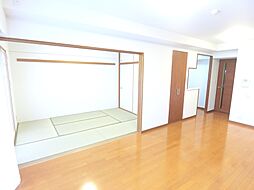 [居間] LDK隣にある和室の扉を開放し、空間を広くお使い頂くこともできます。