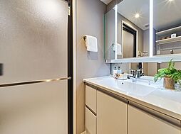 [洗面] スタイリッシュで実用性の高い洗面化粧台は、入浴後の豊かな時間を演出し、心からくつろげるプライベート空間です。