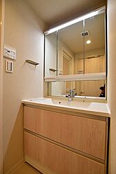 [洗面] 歯ブラシや洗面グッズなども収納できる三面鏡はお手入れも簡単です！