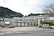 【松元中学校】鹿児島市西部に位置する松元中学校は近隣の松元小学校・春山小学校・石谷小学校からの子どもたちが通学します。校訓は向学・進取・希望です。 1390m