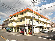 鉄骨造の3階建マンション。