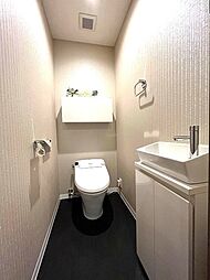 [トイレ] ウォシュレット仕様の一体型多機能トイレです。お手洗い場付きのハイグレード仕様！