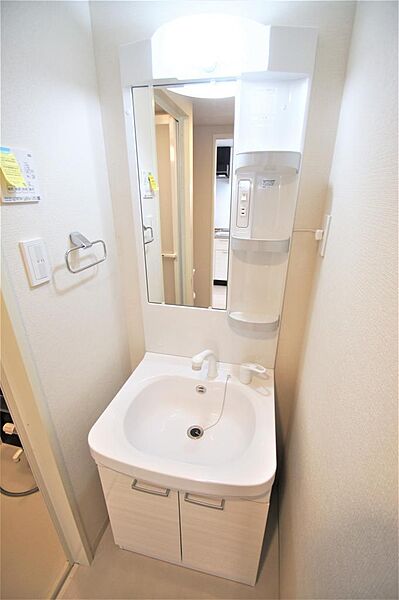 画像21:人気のシャワー付き洗面化粧台です。身だしなみを整える際に便利です。