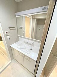 [洗面] ◆洗面台 ワイドで広々とした洗面台となっております。三面鏡裏は収納となっており、便利なシャワーもしっかり付いております