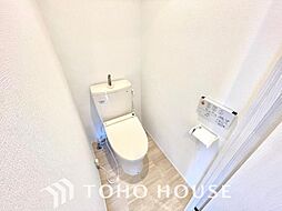 [トイレ] 十分な広さと清潔感のあるカラーで纏まったおトイレ。時間に余裕とゆとりを持たせます。