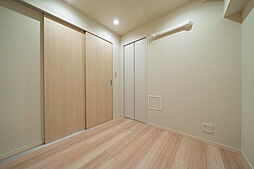 [寝室] 洋室２は中部屋ですが先行配管済なのでエアコン設置可能です。