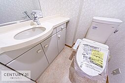 [トイレ] 清潔感のある色味のトイレ！さわやかでスッキリする空間です！お手入れがしやすいトイレです！