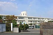 掛川市立東中学校まで2550m