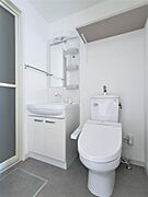 トイレは温水洗浄機能付きです。