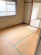ふすまを開ければリビングと一体に。閉じれば独立した和室に。お客様の宿泊にも対応できます。