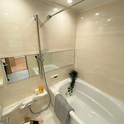 [風呂] 落ち着いたデザインの浴室です嬉しい浴室乾燥機付き