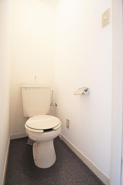 画像12:トイレ上部に小物などを置ける棚があります。