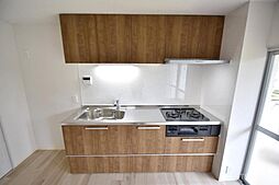 [キッチン] 取り出しやすく収納もでき効率よく作業ができるスライド型キャビネット仕様。たっぷりしまえるのでキッチン周りもスッキリします。