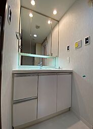 [洗面] 身支度の際に便利な三面鏡付きの洗面台