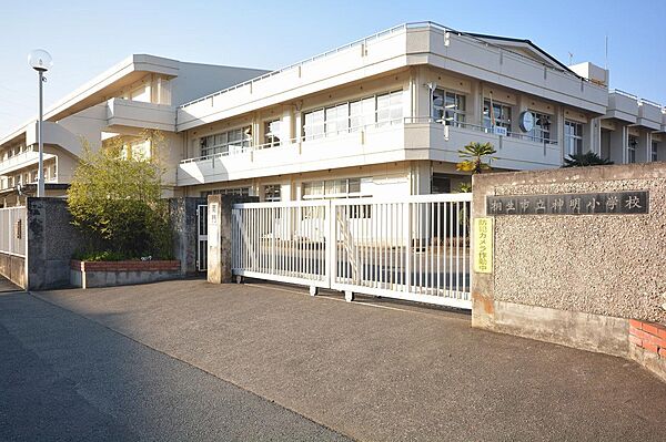 画像4:神明小学校(710m)