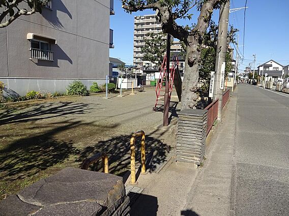 東側隣地に小公...