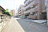 周辺：マンション前面道路