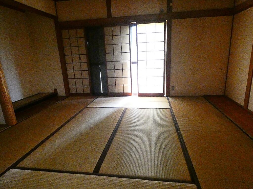 8帖の和室は床の間有り。