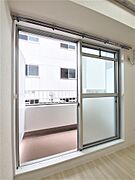 南向きの窓は大きく採光が取れます。