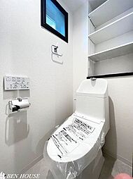 [トイレ] トイレ・清潔感のある明るいトイレ空間。温水洗浄便座付きでいつも快適に使用できます。細々したものをスッキリ収納できる棚付きです。