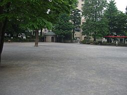 [周辺] 新宿区立鶴巻南公園（450ｍ）早稲田大学の近くにあり、付近の公園の中では比較的広い面積を有しています。