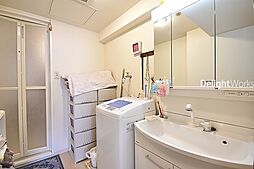[洗面] シャワー付き洗面台のあるパウダールームは身だしなみチェックや歯磨きなど朝の慌ただしい時間でも広々としたスペースで余裕とゆとりを感じて頂けます。