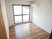 明るい洋室６帖